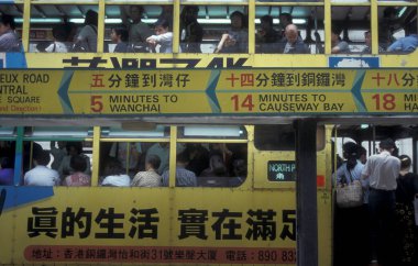 Hong Kong 'un başkenti Hong Kong' da bulunan bir Hongkong tren ve tramvayı. Çin, Hong Kong, Aralık 1997