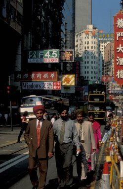 Hong Kong 'un başkenti Hong Kong' da bulunan bir Hongkong tren ve tramvayı. Çin, Hong Kong, Aralık 1997