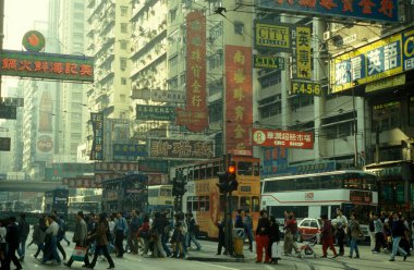 Hong Kong 'un başkenti Hong Kong' da bulunan bir Hongkong tren ve tramvayı. Çin, Hong Kong, Aralık 1997