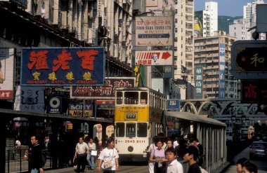Hong Kong 'un başkenti Hong Kong' da bulunan bir Hongkong tren ve tramvayı. Çin, Hong Kong, Aralık 1997