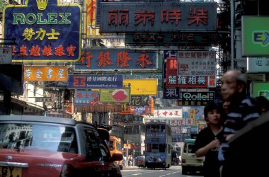 Hong Kong 'un başkenti Hong Kong' da bulunan bir Hongkong tren ve tramvayı. Çin, Hong Kong, Aralık 1997