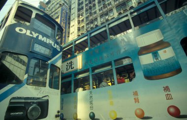 Hong Kong 'un başkenti Hong Kong' da bulunan bir Hongkong tren ve tramvayı. Çin, Hong Kong, Aralık 1997