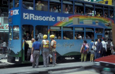 Hong Kong 'un başkenti Hong Kong' da bulunan bir Hongkong tren ve tramvayı. Çin, Hong Kong, Aralık 1997