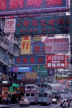 Hong Kong 'un başkenti Hong Kong' da bulunan bir Hongkong tren ve tramvayı. Çin, Hong Kong, Aralık 1997