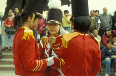 Hong Kong 'daki Kowloon şehrinde düzenlenen bir etkinlikte geleneksel İngiliz Kraliyet Üniformalı gençler. Çin, Hong Kong, Mayıs 1997