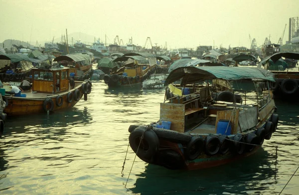 香港鸭洲岛上渔村的香港仔港 1997年5月 — 图库照片