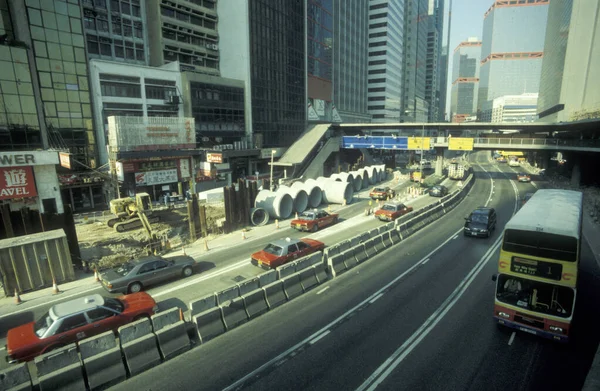 香港の香港中心部にあるビルが立ち並ぶ道路 1996年12月 — ストック写真