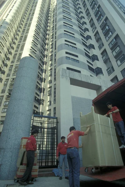 Ludzi Przenoszących Mieszkanie Przed Budynkami Środkowym Hongkongu Hongkongu Chiny Hongkong — Zdjęcie stockowe
