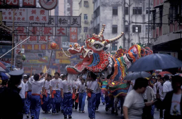 Hong Kong 'un Hong Kong şehrinde, Yuen Long' daki Çin Yeni Yılı 'nda bir Ejder Dansı. Çin, Hong Kong, Ocak 1997