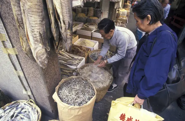 충청도 중앙에 시장에서는 새우를 가게가 China Hongkong May 1997 — 스톡 사진