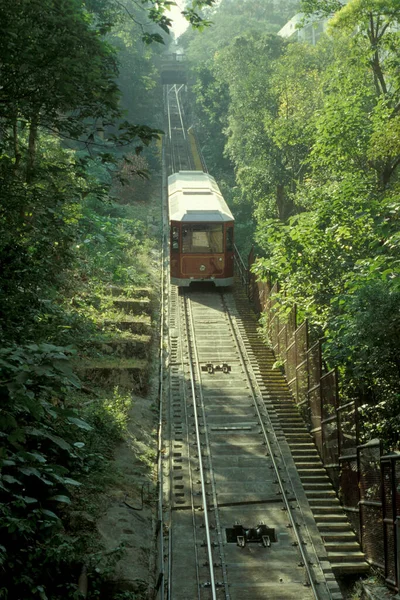 在通往山顶地铁站的电车上 从香港城市维多利亚峰的角度 可俯瞰维多利亚港及香港中部的天际线 1997年5月 — 图库照片