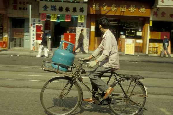 Uomo Bicicletta Una Strada Nel Centro Della Città Hongkong Nella — Foto Stock