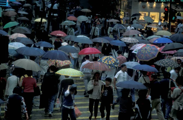 Gente Pioggia Con Ombrelli Una Strada Centrale Nella Città Hongkong — Foto Stock