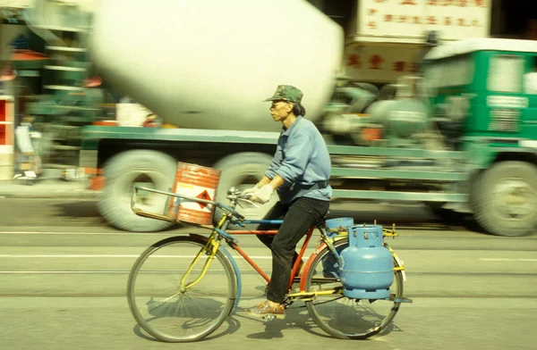 Uomo Bicicletta Una Strada Nel Centro Della Città Hongkong Nella — Foto Stock