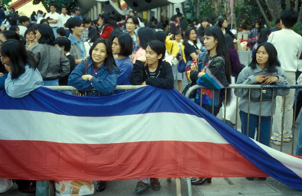 Рабочие Мигрантки Филиппин Встречаются Воскресенье Закрытой Дороге Городе Хонгконг Гонконге — стоковое фото