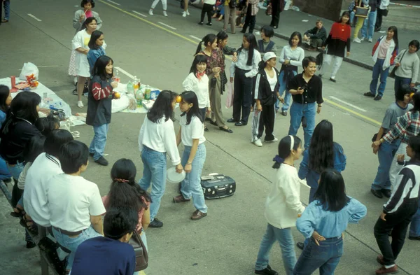 Рабочие Мигрантки Филиппин Встречаются Воскресенье Закрытой Дороге Городе Хонгконг Гонконге — стоковое фото