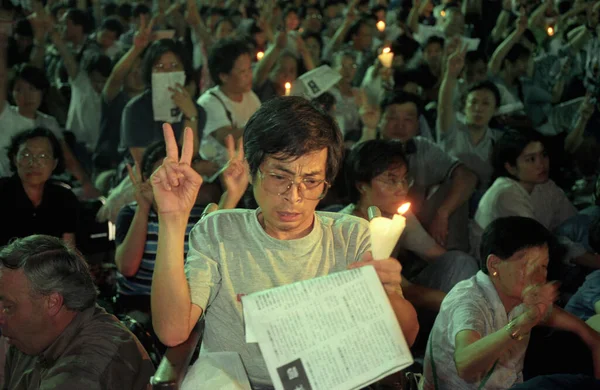 在1989年中国北京天安门广场大屠杀周年纪念日 李小龙和支持民主的活动人士在香港举行 1997年6月4日 — 图库照片