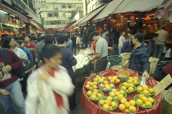 홍콩의 구시가지의 식료품 거리에 사람들 China Hongkong December 1997 — 스톡 사진
