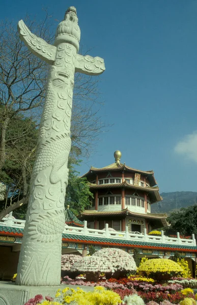 Hong Kong 'daki Hong Kong şehrindeki bir parkta tanımlanamayan ve isimsiz bir Çin tapınağı. Çin, Hong Kong, Mayıs 1997