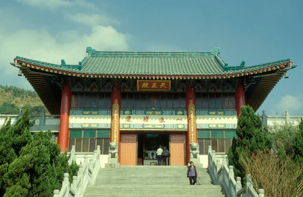 在香港的一个公园里的一个未确定的 无名的中国寺庙 1997年5月 — 图库照片