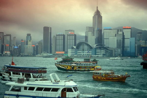Човни Гавані Вікторія Перед Скайлайн Центрального Гонконгу Видом Коулун Місті — стокове фото