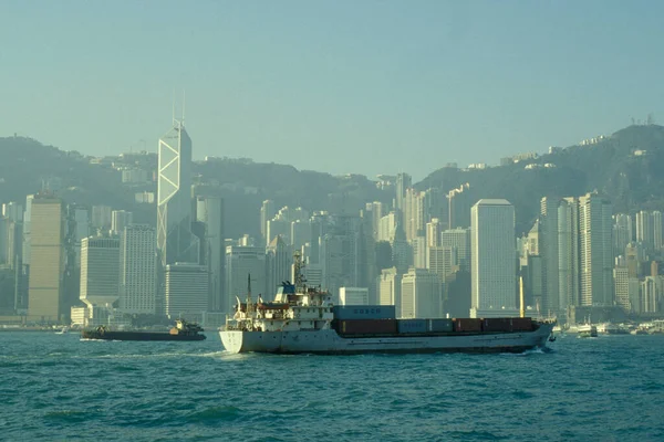 Navio Carga Porto Victoria Frente Skyline Hongkong Central Ponto Vista — Fotografia de Stock