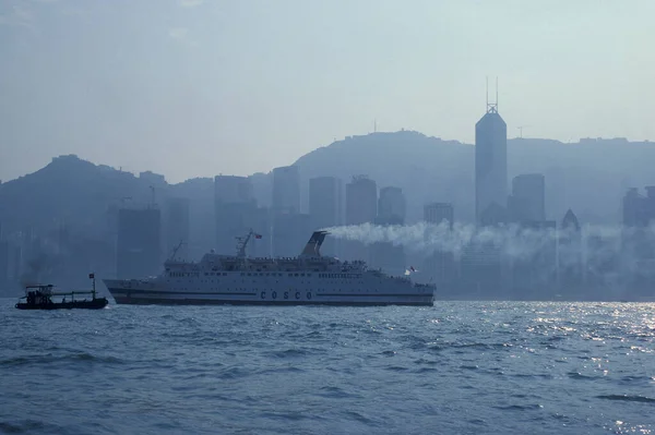 Barco Cosco Con Vista Puerto Victoria Frente Horizonte Hong Kong — Foto de Stock