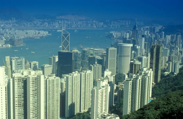 从香港城市维多利亚峰的角度 审视维多利亚港及香港中部的天际线 1997年5月 — 图库照片
