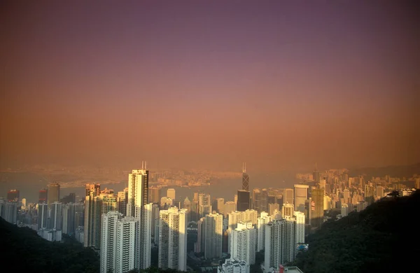 从香港城市维多利亚峰的角度 审视维多利亚港及香港中部的天际线 1997年5月 — 图库照片