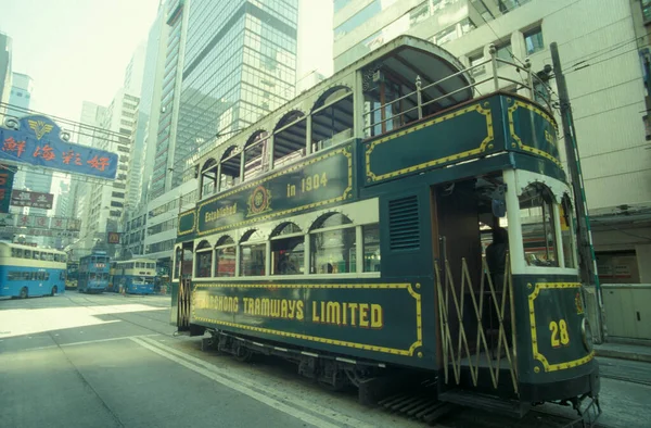 Hong Kong 'un başkenti Hong Kong' da bulunan bir Hongkong tren ve tramvayı. Çin, Hong Kong, Aralık 1997