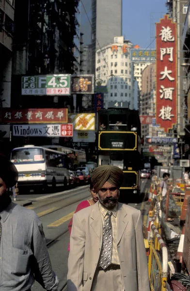 Hong Kong 'un başkenti Hong Kong' da bulunan bir Hongkong tren ve tramvayı. Çin, Hong Kong, Aralık 1997