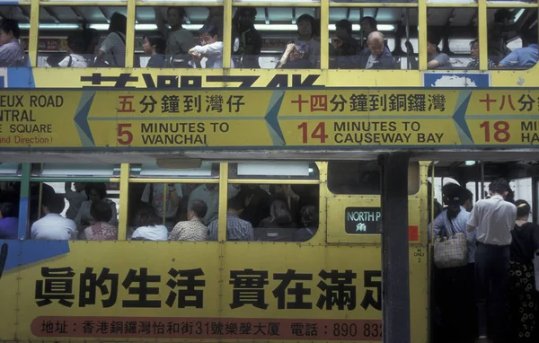 Hong Kong 'un başkenti Hong Kong' da bulunan bir Hongkong tren ve tramvayı. Çin, Hong Kong, Aralık 1997
