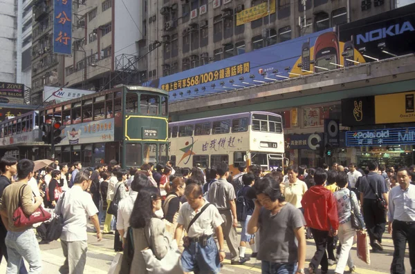 Hong Kong 'un başkenti Hong Kong' da bulunan bir Hongkong tren ve tramvayı. Çin, Hong Kong, Aralık 1997