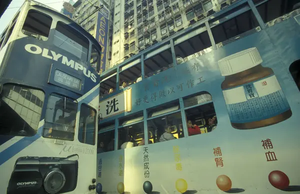 Hong Kong 'un başkenti Hong Kong' da bulunan bir Hongkong tren ve tramvayı. Çin, Hong Kong, Aralık 1997