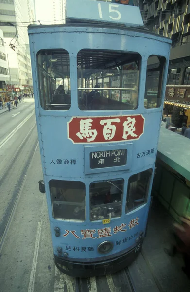 Hong Kong 'un başkenti Hong Kong' da bulunan bir Hongkong tren ve tramvayı. Çin, Hong Kong, Aralık 1997