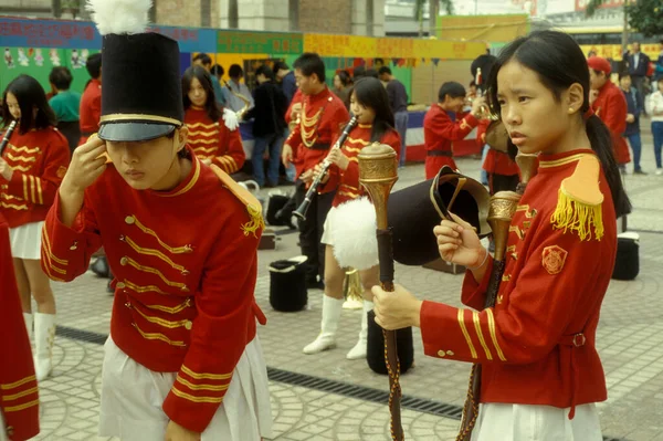 전통적 제복을 사람들 행사장에서 있었던 행사에 China Hongkong May 1997 — 스톡 사진