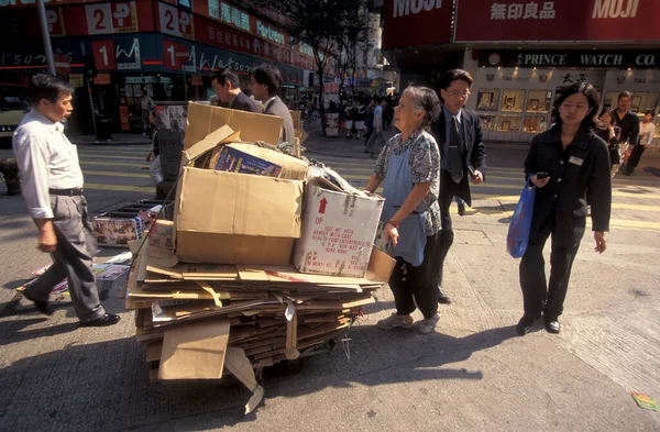 Eine Frau Beim Papierrecycling Der Stadt Hongkong Hongkong China Hongkong — Stockfoto