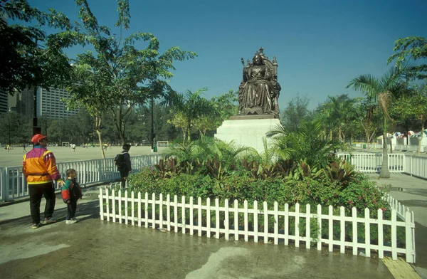 香港の香港にあるヴィクトリア女王の像と記念碑 1997年12月 — ストック写真