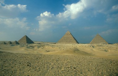 Kuzey Afrika 'daki Mısır' ın başkenti Kahire yakınlarındaki Giza Piramitleri. Mısır, Kahire, Mart 2000
