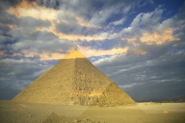 Kuzey Afrika 'daki Mısır' ın başkenti Kahire yakınlarındaki Giza Piramitleri. Mısır, Kahire, Mart 2000