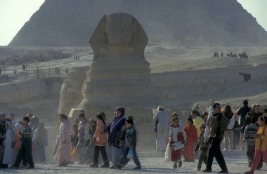 Kuzey Afrika 'daki Mısır' ın başkenti Kahire yakınlarındaki Giza Piramitleri 'nin önündeki Sfenks Anıtı' ndaki turistler. Mısır, Kahire, Mart 2000