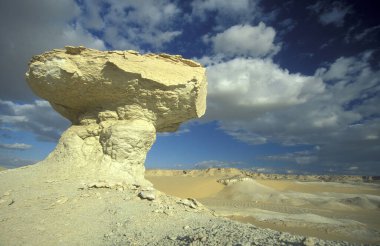Kuzey Afrika, Mısır, Farafra, Mart 2000 'de, Libya' daki Farafra Köyü yakınlarındaki Beyaz Çöldeki Peyzaj ve Doğa