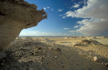 Kuzey Afrika, Mısır, Farafra, Mart 2000 'de, Libya' daki Farafra Köyü yakınlarındaki Beyaz Çöldeki Peyzaj ve Doğa
