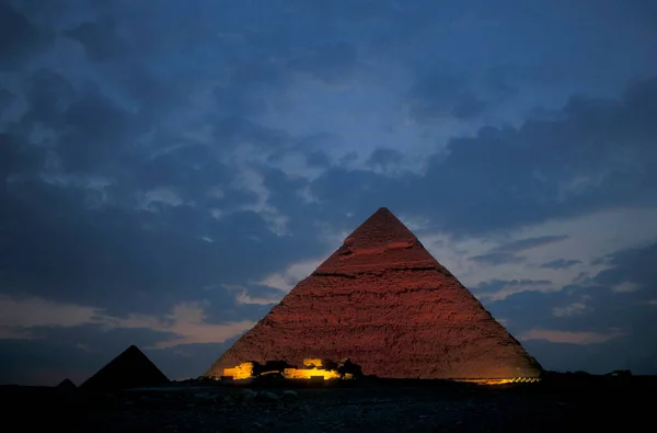 Πυραμίδες Της Giza Βράδυ Κοντά Στην Πόλη Του Καΐρου Στην — Φωτογραφία Αρχείου