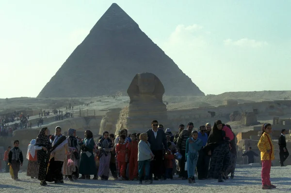 북아프리카의 이집트의 카이로의 기자의 피라미드에서 관광객 이집트 카이로 2000년 — 스톡 사진