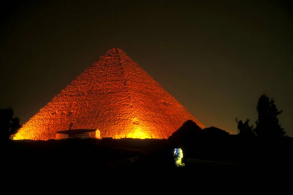 位于北非埃及首都开罗附近的吉萨金字塔上的一个灯展 2000年3月 — 图库照片