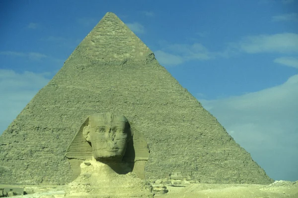 Het Monument Van Sfinx Voorkant Van Piramides Van Giza Buurt — Stockfoto