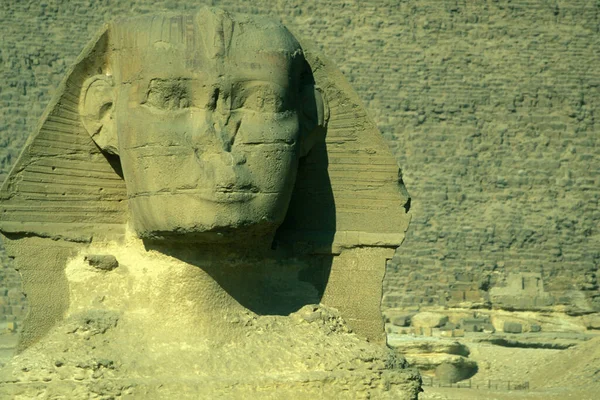 북아프리카에 이집트의 수도에 카이로의 도시의 가까이에 기자의 피라미드의 스핑크스의 기념물 — 스톡 사진