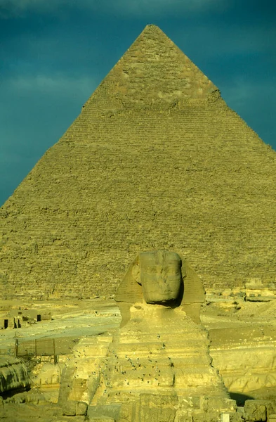Monumentet Sfinx Framför Pyramiderna Giza Nära Staden Kairo Egyptens Huvudstad — Stockfoto