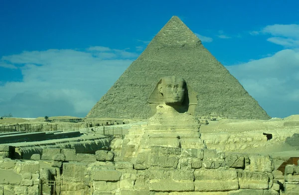 北アフリカのエジプトの首都カイロ近くのギザのピラミッドの前にスフィンクスの記念碑 エジプト カイロ 2000年3月 — ストック写真